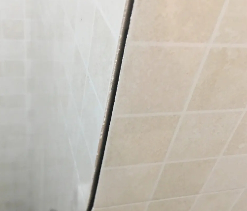 富蕴瓷砖空鼓维修公司分享阳台瓷砖脱落的修复过程可以分为以下几个步骤