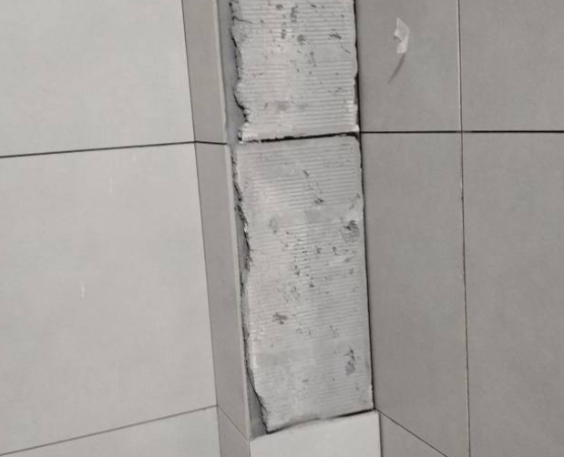 富蕴瓷砖空鼓维修公司分享下瓷砖施工前基层浇水润湿程度不足，可能导致以下问题