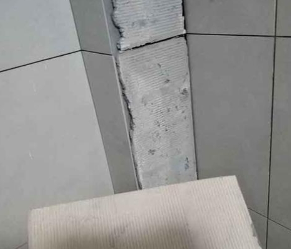 富蕴瓷砖空鼓维修公司分享下厨房瓷砖脱落的补救措施。